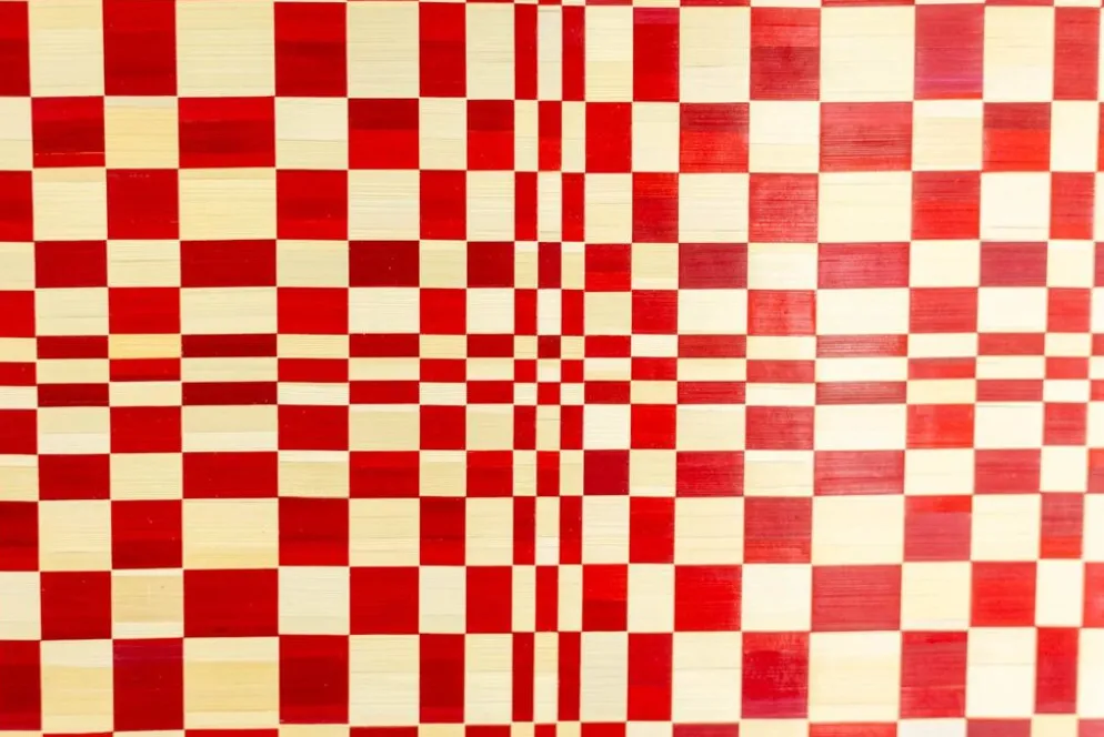 Paire de panneaux en marqueterie de paille rouge et or. Contemporain.