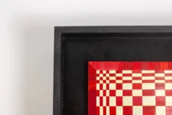 Paire de panneaux en marqueterie de paille rouge et or. Contemporain.