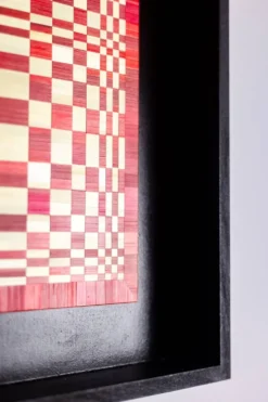 Paire de panneaux en marqueterie de paille rouge et or. Contemporain.