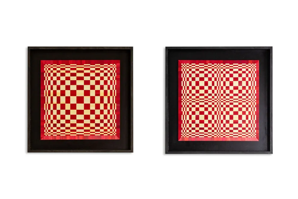 Paire de panneaux en marqueterie de paille rouge et or. Contemporain.