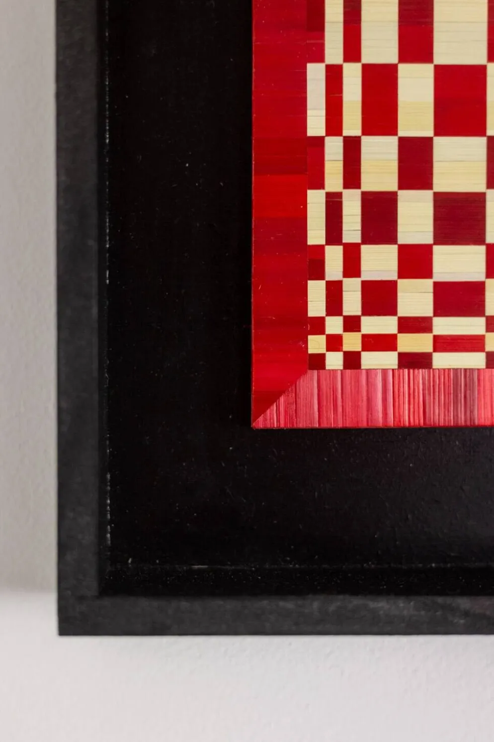Paire de panneaux en marqueterie de paille rouge et or. Contemporain.