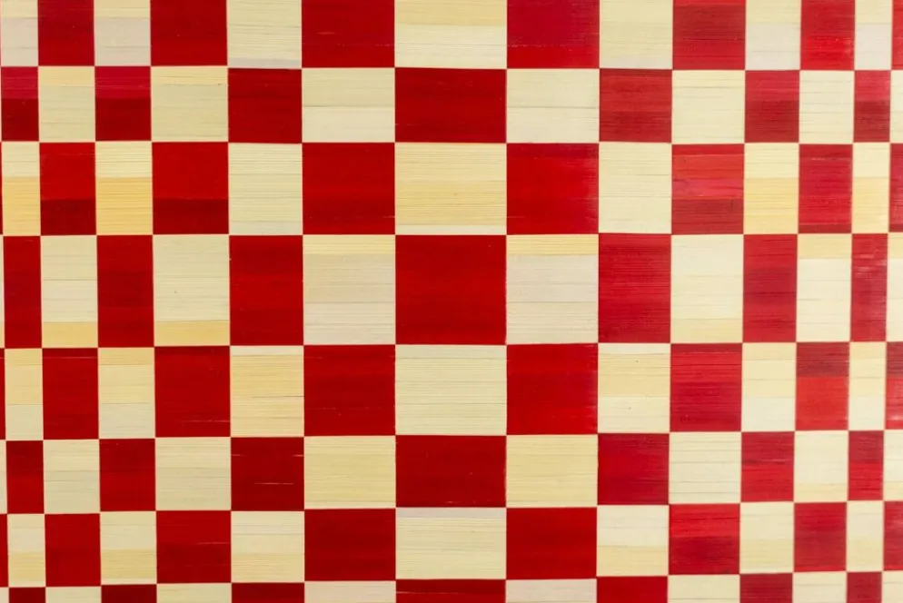 Paire de panneaux en marqueterie de paille rouge et or. Contemporain.