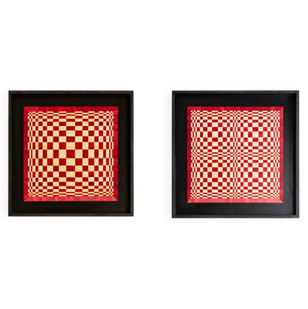 Paire de panneaux en marqueterie de paille rouge et or. Contemporain.