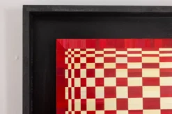 Paire de panneaux en marqueterie de paille rouge et or. Contemporain.