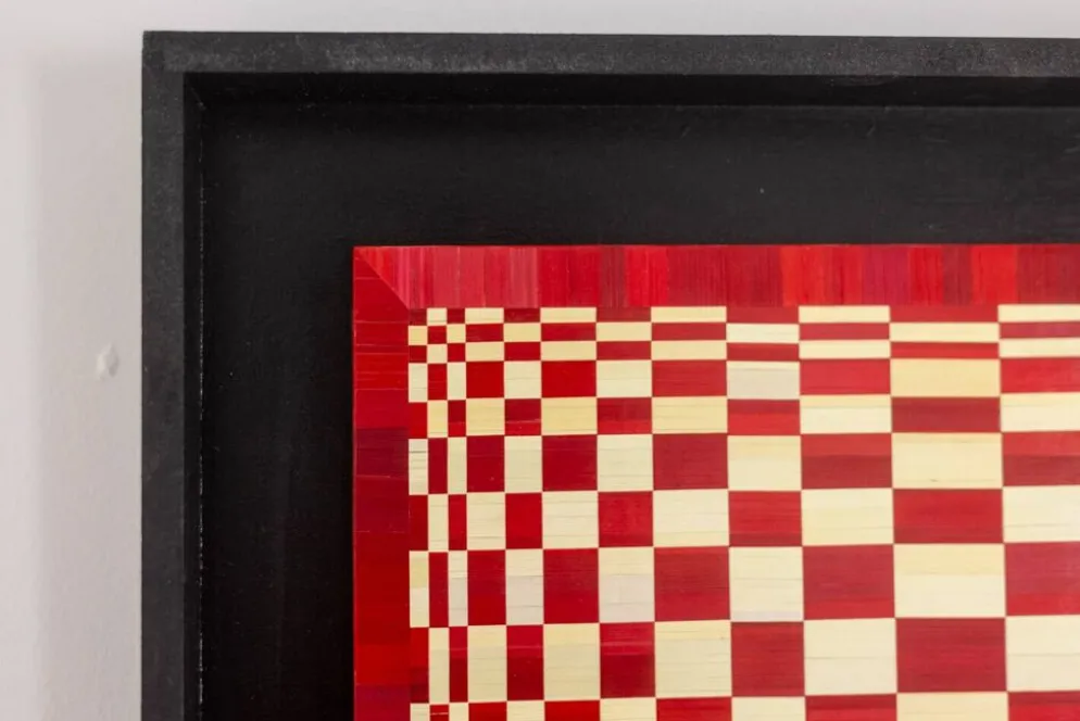 Paire de panneaux en marqueterie de paille rouge et or. Contemporain.