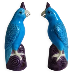 Paire de perroquets en porcelaine chinoise émaillée, années 60