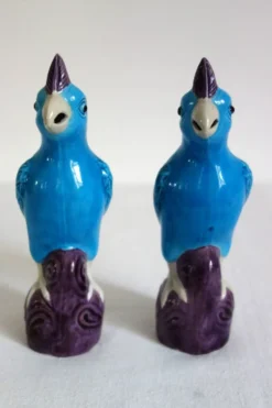 Paire de perroquets en porcelaine chinoise émaillée, années 60