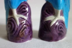 Paire de perroquets en porcelaine chinoise émaillée, années 60