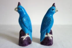 Paire de perroquets en porcelaine chinoise émaillée, années 60