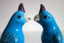 Paire de perroquets en porcelaine chinoise émaillée, années 60