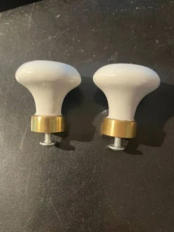 paire de petites poignées bouton anciennes en porcelaine et laiton