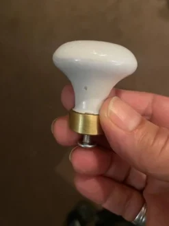 paire de petites poignées bouton anciennes en porcelaine et laiton