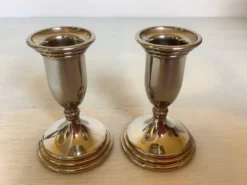 Paire de petits bougeoirs argentés en métal Italy