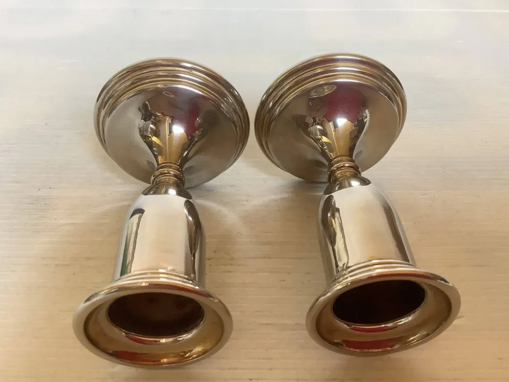 Paire de petits bougeoirs argentés en métal Italy