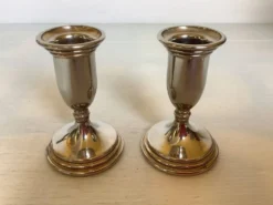 Paire de petits bougeoirs argentés en métal Italy