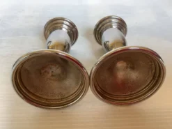 Paire de petits bougeoirs argentés en métal Italy