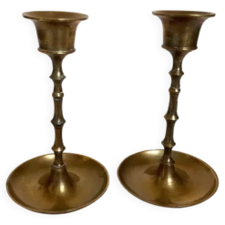 Paire de petits bougeoirs en laiton