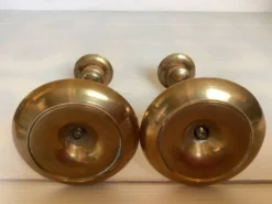 Paire de petits bougeoirs en laiton