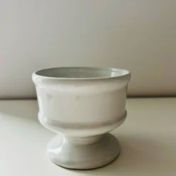 Paire de petits vases blancs