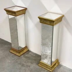 Paire de piédestaux / socles miroir Deknudt en finition dorée, Belgique, années 1980.