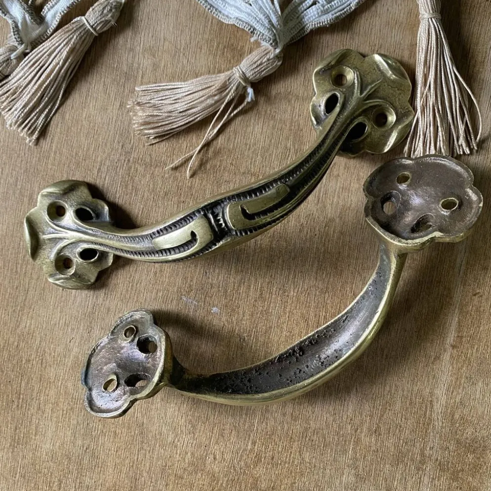 Paire de poignées anciennes Art nouveau en laiton