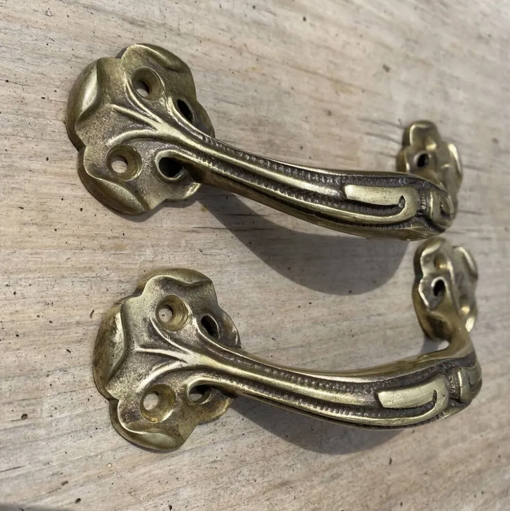 Paire de poignées anciennes Art nouveau en laiton