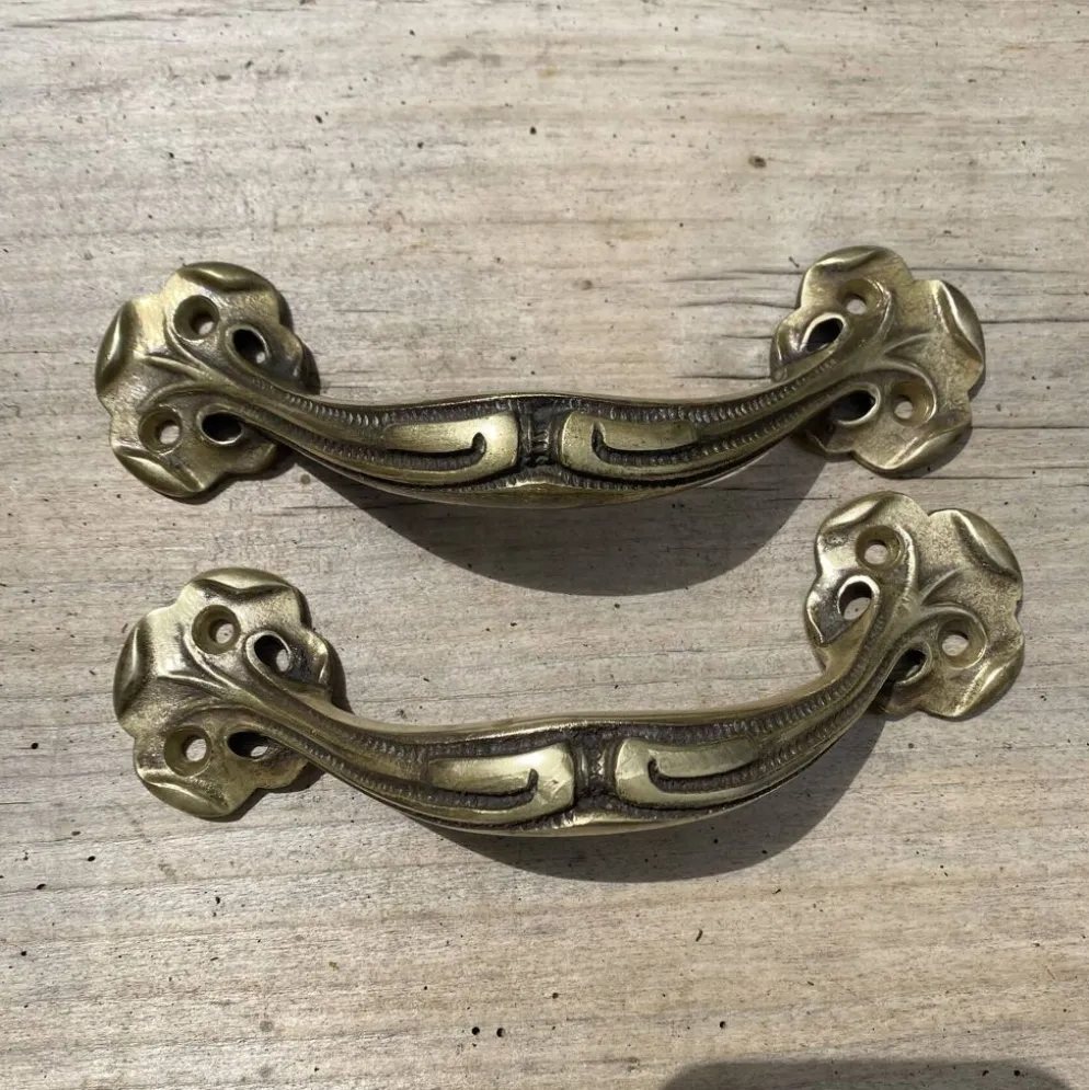 Paire de poignées anciennes Art nouveau en laiton