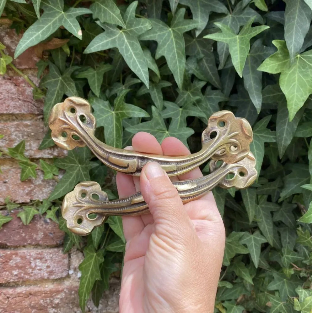 Paire de poignées anciennes Art nouveau en laiton