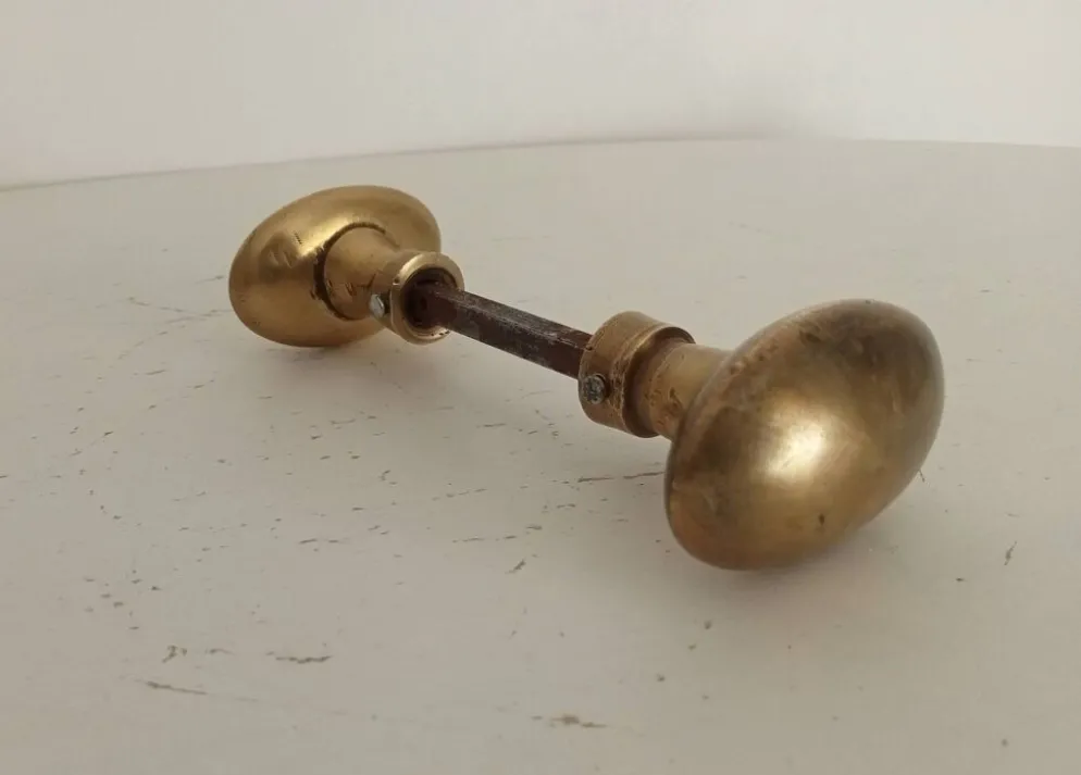 Paire de poignées anciennes de porte en laiton doré massif