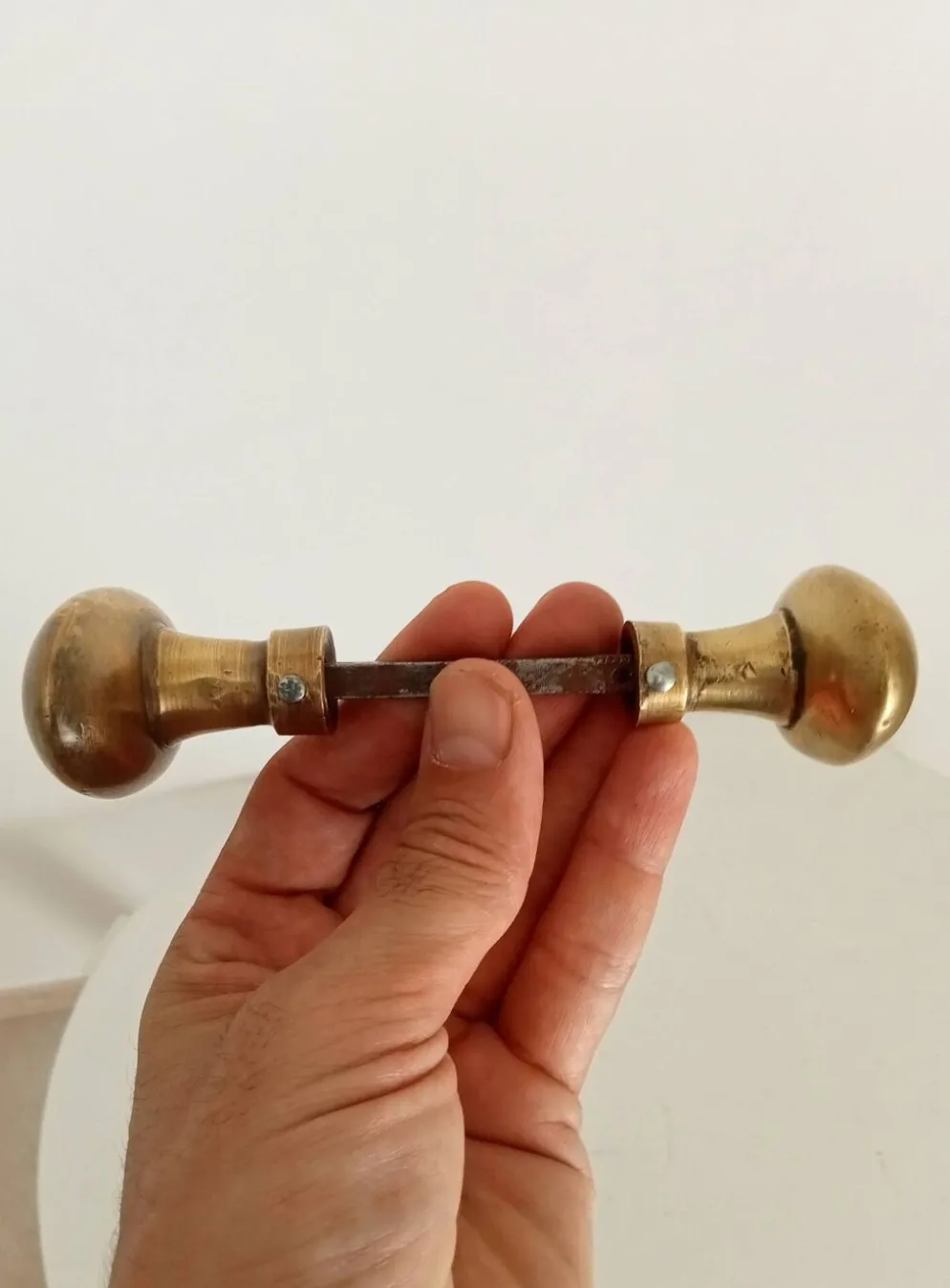 Paire de poignées anciennes de porte en laiton doré massif