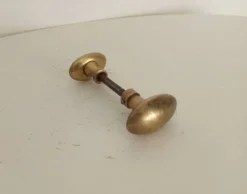 Paire de poignées anciennes de porte en laiton doré massif
