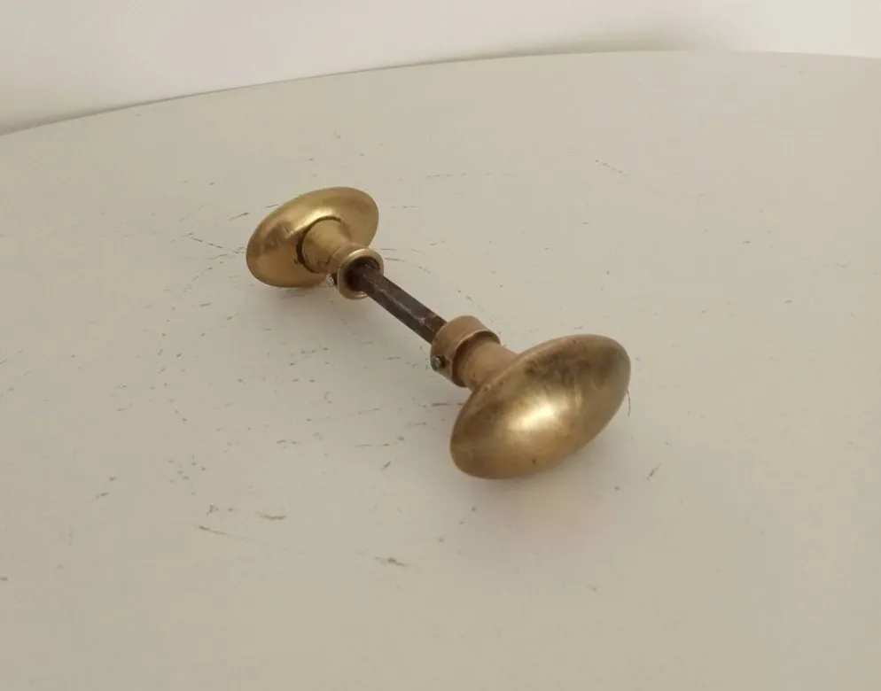 Paire de poignées anciennes de porte en laiton doré massif