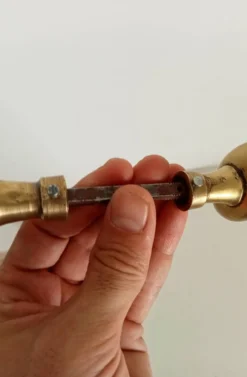 Paire de poignées anciennes de porte en laiton doré massif