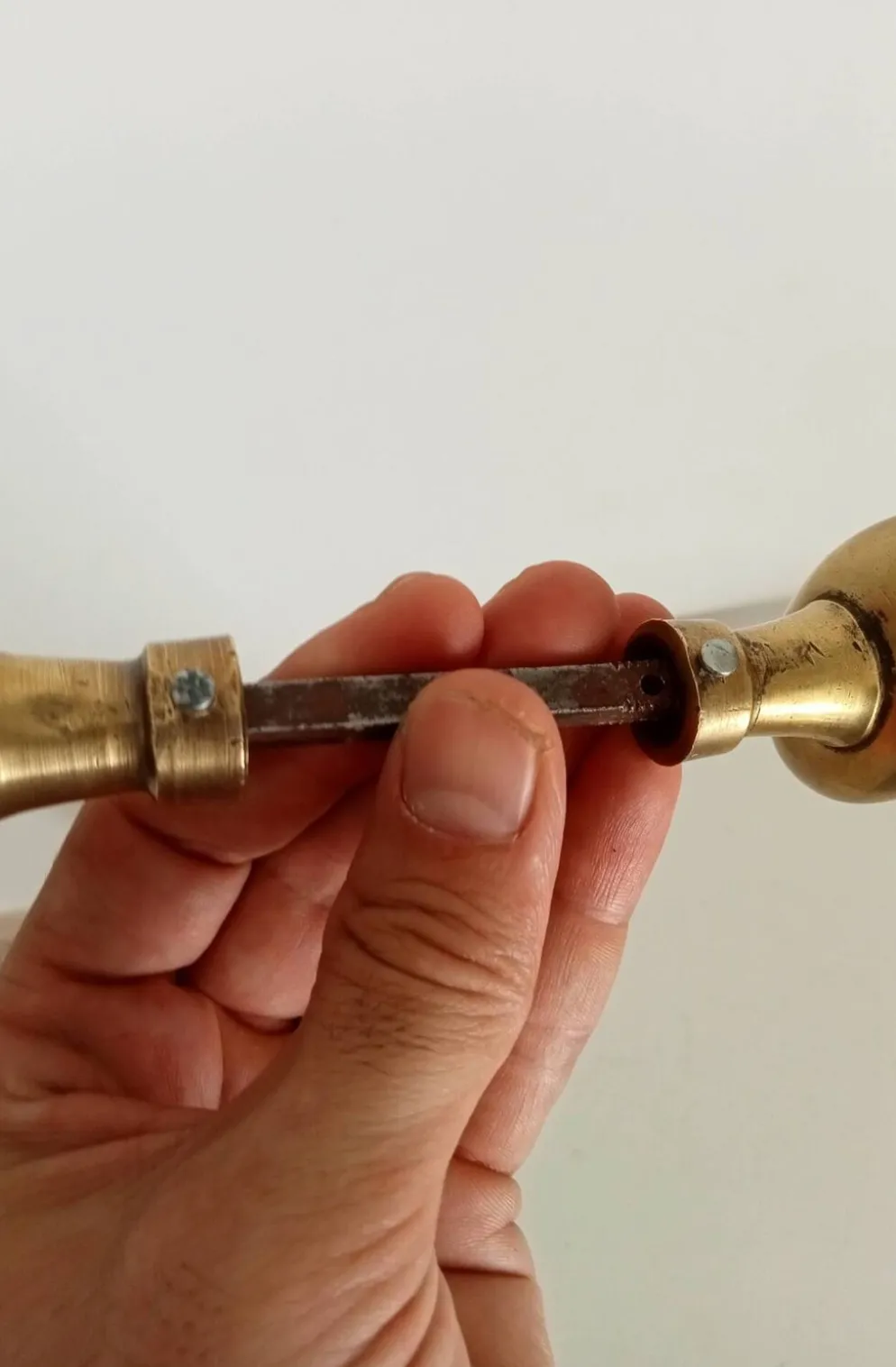 Paire de poignées anciennes de porte en laiton doré massif