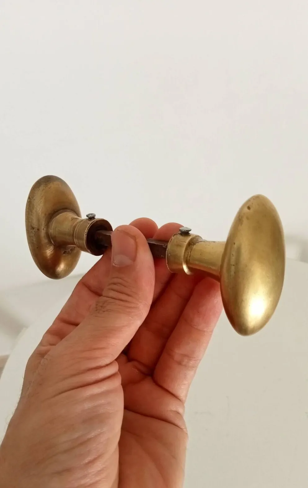 Paire de poignées anciennes de porte en laiton doré massif