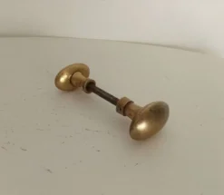 Paire de poignées anciennes de porte en laiton doré massif