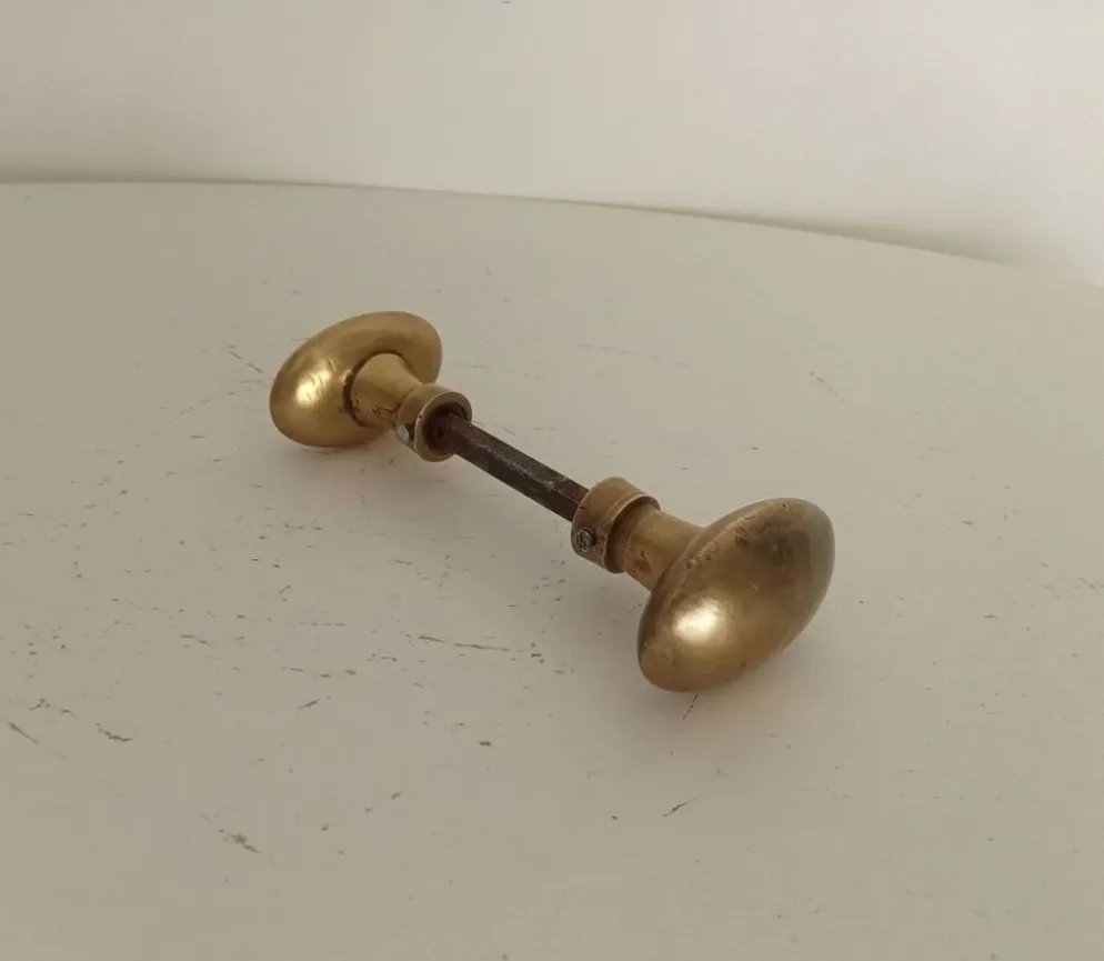 Paire de poignées anciennes de porte en laiton doré massif