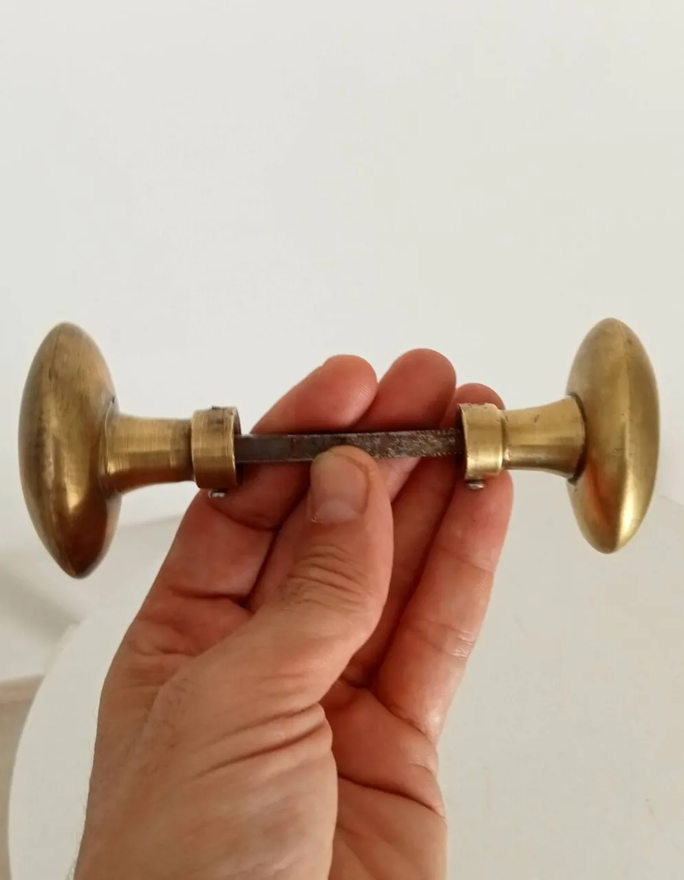 Paire de poignées anciennes de porte en laiton doré massif