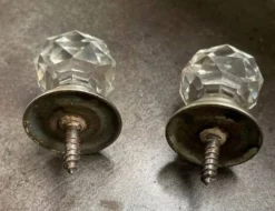 Paire de poignées anciennes en cristal taillé en facettes