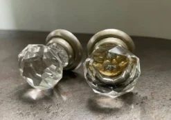 Paire de poignées anciennes en cristal taillé en facettes