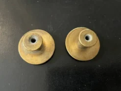 Paire de poignées bouton anciennes en laiton style louis xvi