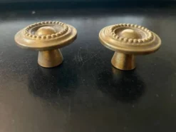 Paire de poignées bouton anciennes en laiton style louis xvi