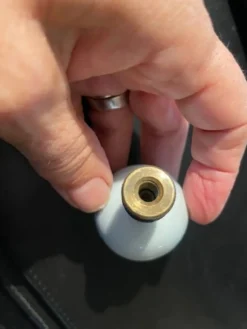 paire de poignées bouton anciennes en porcelaine peinte