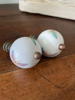 paire de poignées bouton anciennes en porcelaine peinte