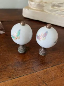paire de poignées bouton anciennes en porcelaine peinte