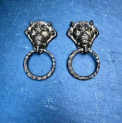 Paire de poignées de tiroir en bronze diable Art Nouveau