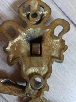 Paire de poignées en bronze L.Pinet