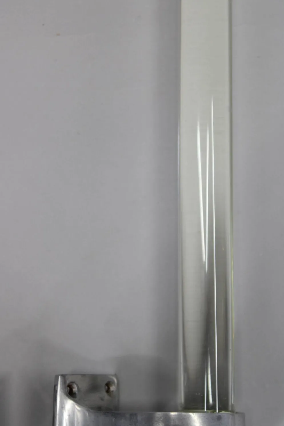 Paire de poignées en verre transparent de style Art déco tchécoslovaque des années 1930 avec supports en métal