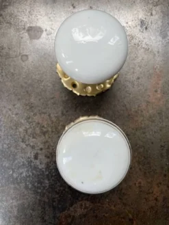 paire de poignées rondes en porcelaine et cuivre art déco