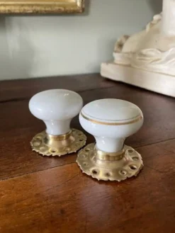 paire de poignées rondes en porcelaine et cuivre art déco